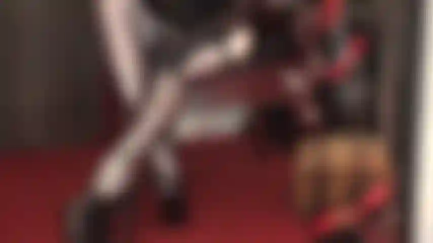 Diese heißen beine verlangen nach ihrer aufmerksamkeit. Plateauschuhe, glänzende strumpfhosen und strümpfe lassen sie darum betteln, der herrin das geld vor die füße zu legen und zwischen gekreuzten schenkeln gemolken zu werden.