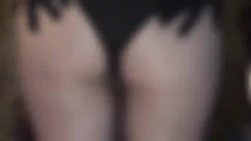 Extrem heiße nahaufnahme von herrin vivians sexy rundem hintern in schwarzen, hauchdünnen strumpfhosen und engen shorts.