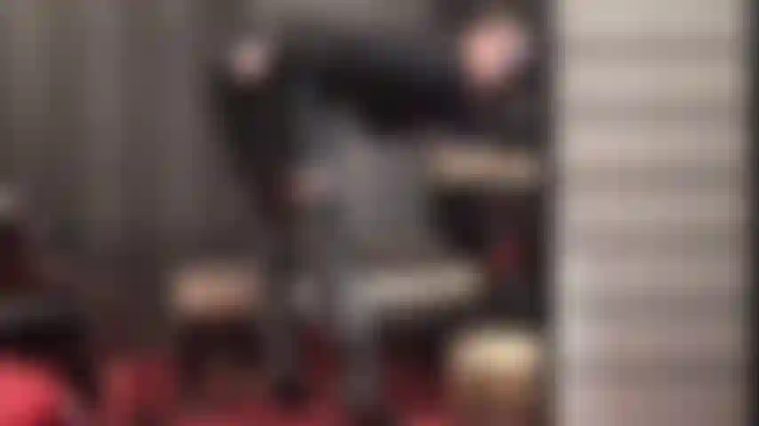 Sinnliche lederverehrung und handjob – nachdem sie den wunderschönen lederrock und die stiefel der herrin mit satinhöschen poliert hat, benutzt sie diese seidigen unterwäsche, um deinen schwanz zu streicheln. (Femdom, fetisch, lederfetisch, lederstiefel, lederhandschuhe, handjob mit handschuhen, lederverehrung, ledergöttin, ledermistress).