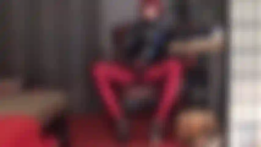 Sph, strap-on in strumpfhosen, pvc und glänzenden satinhosen – herrin hat deinen mickrigen kleinen penis so geil auf ihren riesigen strap-on-schwanz. Verwöhne ihn mit deinem schlampenmund, während du die strumpfhosenfüße der herrin fickst.