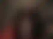 Wunderschöner schwarzer pelzmantel, kurze haare und schwarze strumpfhosen. In luxuriösem pelz, herrin neckt den nylonliebhaber mit ihren sexy langen beinen und füßen.