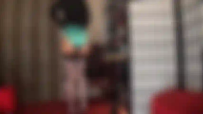 Eine schwanzhure, die einen harten pegging braucht – in strümpfen, satinhöschen und handschuhen lässt herrin vivian dich um einen schwanz betteln. Dir läuft sofort das wasser im mund zusammen, wenn du siehst, wie sie den großen weißen stryker-strap-on anlegt. Verehre den schwanz der herrin!