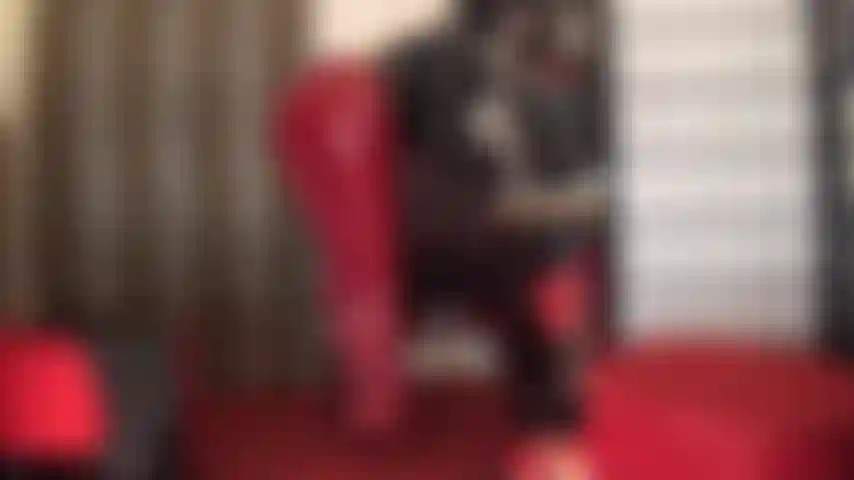 Rotlederfetisch – handjob in roten lederhosen und stiefeln.