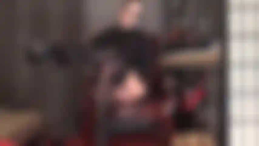 Glänzende schwarze strumpfhosen mit strapsen und hohe plateauschuhe übernehmen die kontrolle über deinen schwachen verstand und deinen harten schwanz.