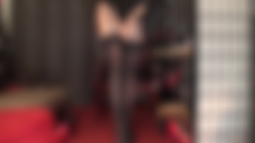 Zwischen den beinen der herrin in glänzenden strumpfhosen mit strapsen – facesitting, schritt-teaser und arschverehrung in glänzenden hautfarbenen strumpfhosen.