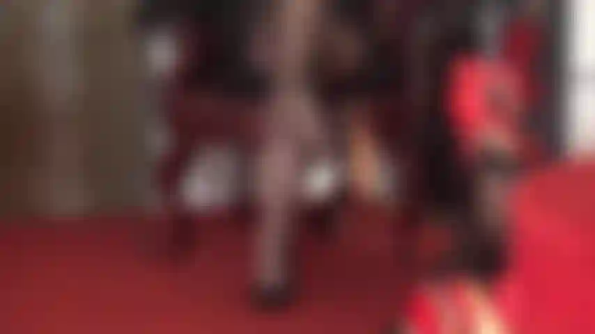 Das haustier der herrin, das zu ihren füßen benutzt wird – das gefühl ihrer peitsche und ihrer majestätischen füße und absätze überall auf dir, die deinen ganzen körper necken und quälen … es gibt nichts, was du dir mehr wünschst.