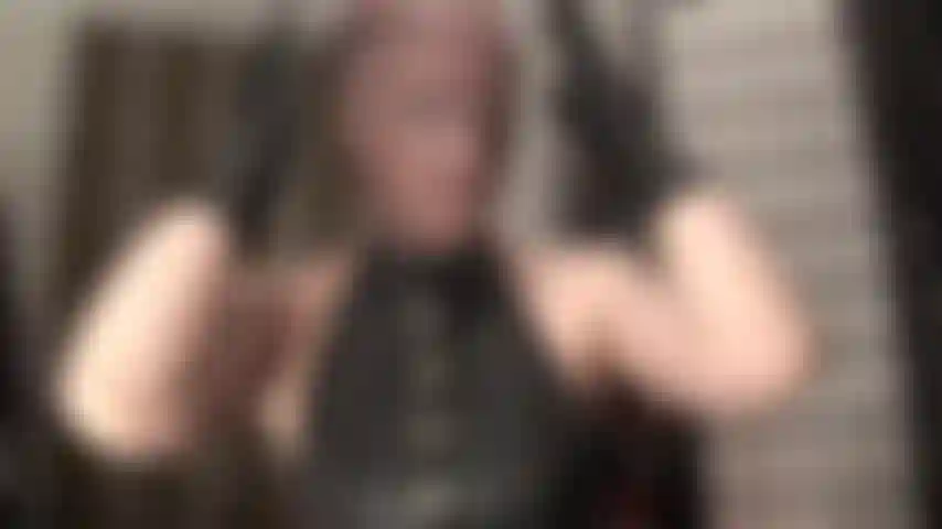 Strumpfhosenmasken-fetisch – herrin bedeckt ihr gesicht mit einer dunkelbraunen nylonmaske.