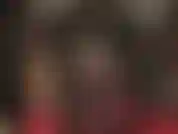 Herrin sieht perfekt aus in einem engen lycra-catsuit mit lederhut und overknees.