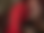 Eine herrin in sexy lederhosen und satinbluse und dunkel schokoladenbraunen, glänzenden strumpfhosenfüßen, an denen du schnuppern und deinen schwanz überall reiben kannst.