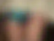 Ein fetisch für glänzenden satin, glänzende strumpfhosen und pelze – sehen sie zu, wie ihre göttin mit ihrem wundervollen hintern in glänzenden strumpfhosen und glänzenden blaugrünen satinshorts neckt und dann einen luxuriösen, weichen, weißen pelzmantel überzieht.