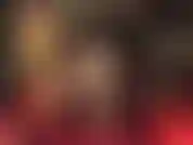 Sexy lange übereinandergeschlagene beine in glänzenden strumpfhosen.