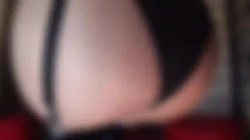 Nahtstrümpfe und strapse gepaart mit lack und stiefeln.