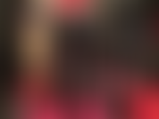 Eine latex-herrin – enge schwarze, glänzende gummileggings und sexy rote handschuhe zum anbeten. Die herrin reizt ihre latex-liebhaber mit langen, glänzenden, heißen beinen und füßen aus schwarzem gummi. Strapon am ende.