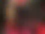 Eine latex-herrin – enge schwarze, glänzende gummileggings und sexy rote handschuhe zum anbeten. Die herrin reizt ihre latex-liebhaber mit langen, glänzenden, heißen beinen und füßen aus schwarzem gummi. Strapon am ende.