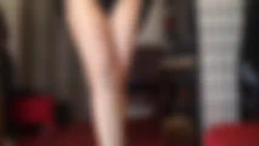 Beine, die dich zum „mmmmm“ bringen – die seidigsten und glänzendsten sexy beine in goldenen strumpfhosen machen dich zu einer weiteren streichelpuppe für herrin vivian.