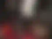 Bete den arsch deiner göttin in engen hosen, strumpfhosen und nackt an, während die herrin einige schichten entfernt. Facesitting, hocke und streichle dabei deinen sklavenschwanz.