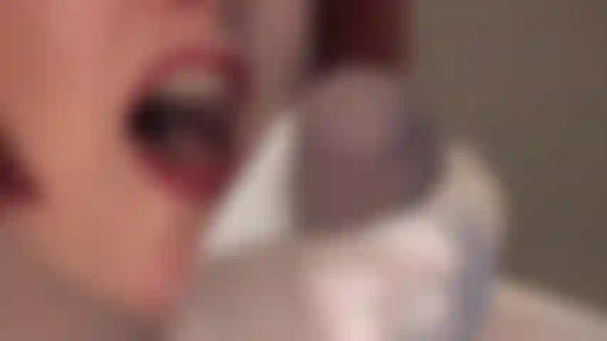 Ein kleiner kuss, ein kleiner leckerbissen ... Herrin vivian verführt dich zu deinem ersten schwanz.