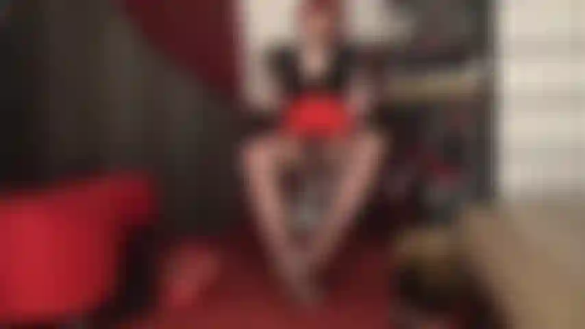 Strumpfhosen-footjob und handjob mit lederhandschuhen – ob von vorne oder von hinten, du genießt es, wenn weiche nylonsohlen das sperma aus deinem pochenden schaft melken. Herrin bringt dich zum zappeln, während sie deinen schwanz zwischendurch mit ihren lederhandschuhen berührt.