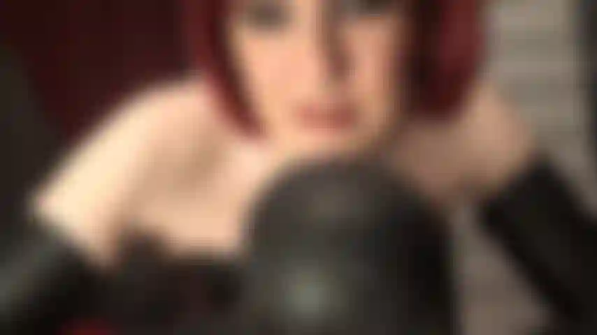 Herrin, deine löcher sind hungrig nach einem riesigen schwarzen schwanz – sobald du ihn mit deinem hübschen mund geschmiert hast, wird deine ledergöttin dir die ganze länge in deinen hurenarsch stecken.