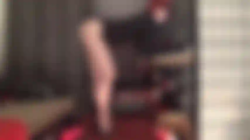 Stelle ihre unglaublichen strumpfhosenbeine, ihre hohen bögen und ihr verführerisches dekolleté in hauchdünnen braunen strumpfhosen zur schau und die herrin bringt sie auf ihren nylonsohlen und -zehen zum höhepunkt.