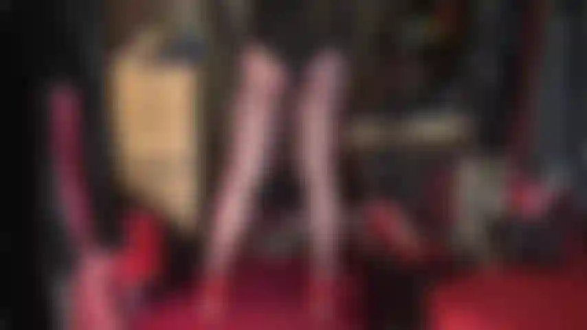 Herrin vivian weiß, wie sie ihren pochenden schwanz mit ihrem unglaublichen körper in glänzenden braunen strumpfhosen, roten pumps mit stahlabsätzen und einem sexy, tief ausgeschnittenen bodysuit reizen kann.