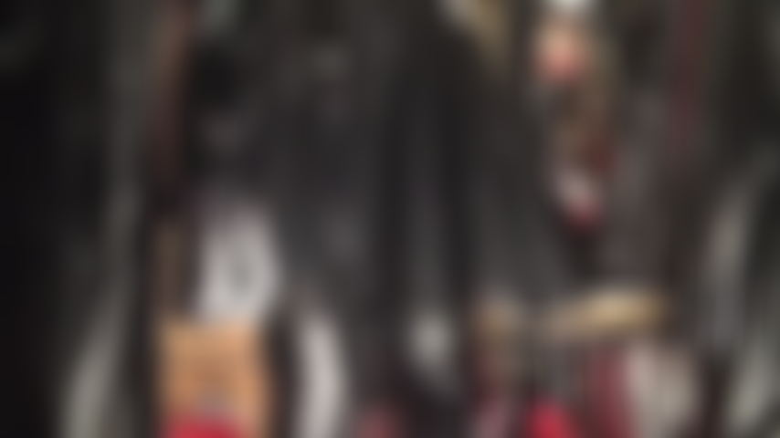 Herrin vivian neckt mit ihrem riesigen bbc, der unter einem weiten pvc-rock baumelt, gepaart mit hohen lederstiefeln.