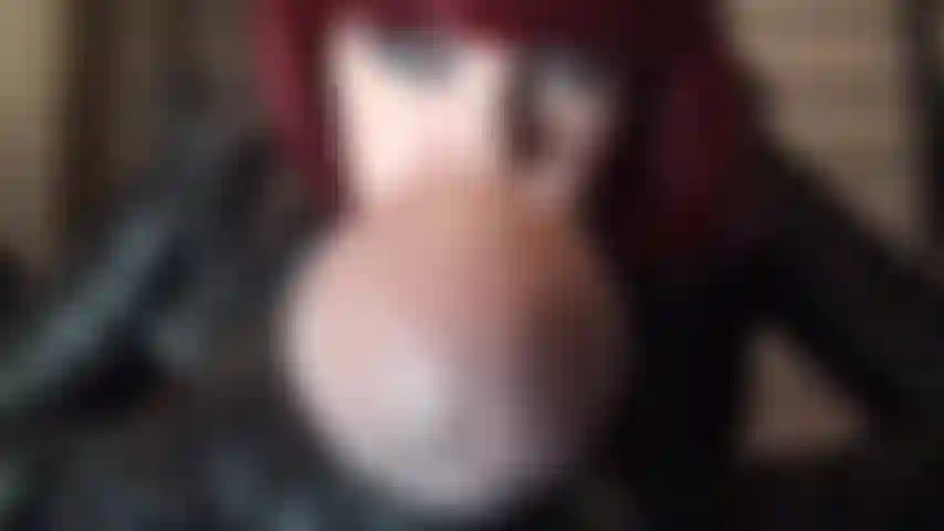 Strap-on-herrin, die dich mit ihrem leckeren großen schwanz verspottet und verführt.