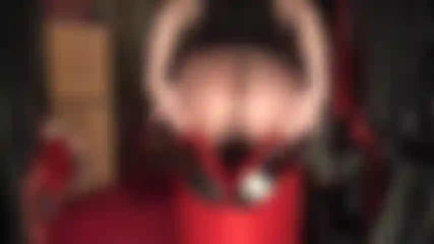 Verehre den wundervollen, in strumpfhosen gehüllten hintern und die füße von herrin vivian in nylonschichten, glänzende braune strumpfhosen über weißen, durchsichtigen spitzenstrümpfen.