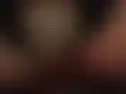 Sexy anblick zwischen den glänzenden strumpfhosenbeinen der herrin, der den blick auf seidige satinhöschen darunter freigibt.