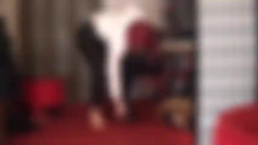 Outfitwechsel von hübscher bluse und leggings zu glänzenden pvc-stiefeln, jacke und handschuhen.