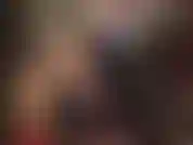 Streicheleinheiten für deine herrin in sexy kettentop, heißen shorts und glänzenden hohen stiefeln.