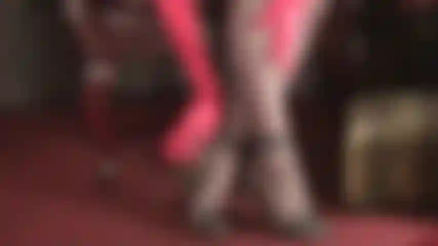 Sinnlichkeit in rotem satin – seidene handschuhe streicheln langsam und erkunden die beine und füße der göttin in kaffebrauner strumpfhose und sandalen. (Femdom, fußfetisch, high heels, stilettos, handschuhfetisch, satinhandschuhe, strumpfhosenzehen, füße in nylon, fußanbetung, hohe fußgewölbe, sexy, teasing).