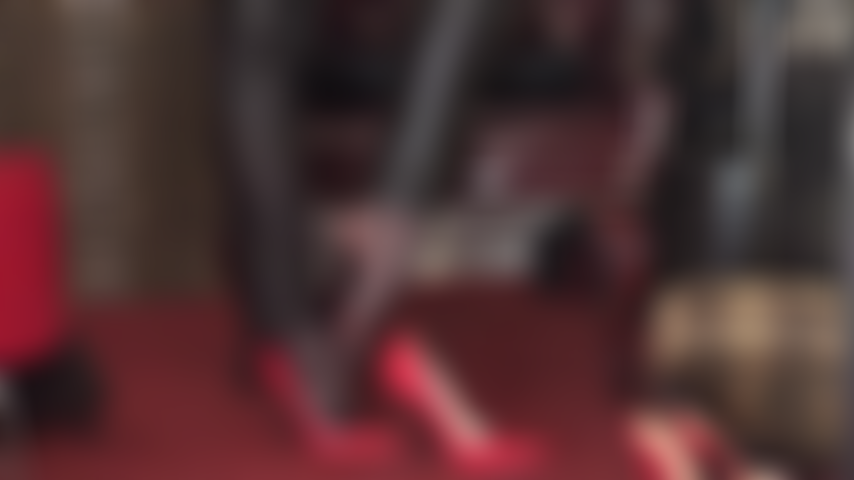 Fußfetischistin und high-heel-verehrerin – lederhosen und rote stilettos und strumpfhosen-fuß-teaser.