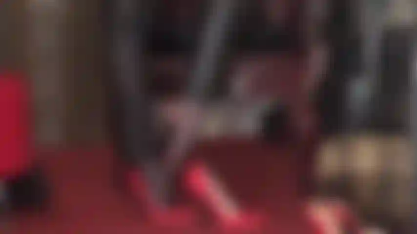 Fußfetischistin und high-heel-verehrerin – lederhosen und rote stilettos und strumpfhosen-fuß-teaser.