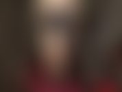 Sexy leder und ketten machen dich wild. Herrin kombiniert diesen knappen fetisch-teddy mit glänzenden hellbraunen strumpfhosen und sexy glänzenden vinylhandschuhen.