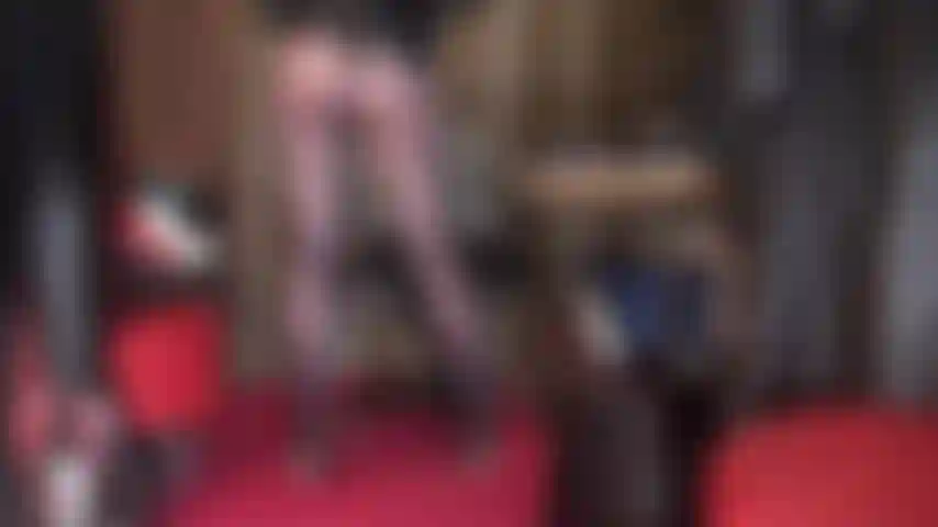 Eine strumpfhosengöttin, die auf deinem gesicht sitzt, dich mit ihrer spucke füttert und dir ihren nylonfuß in den mund schiebt. Eine heiße dunkelblaue glanzstrumpfhose.