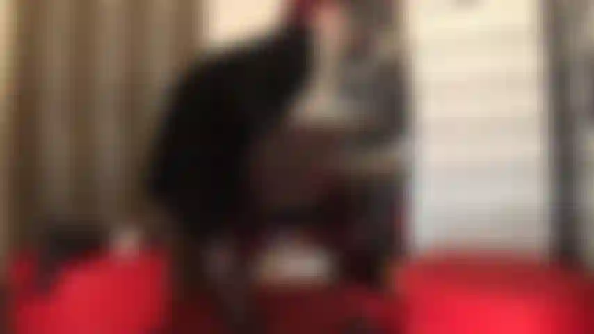 Pelzfetisch, strap-on, pegging – der pelzsklave hat so ein enges arschloch. Bekleidet mit einem langen schwarzen pelzmantel und einer reitgerte in der hand. Die herrin kann ihn sicher dazu überreden, ihren kleinsten jungfräulichen boy-strapon zu nehmen, während sein schwanz in einen weichen pelzschal gehüllt ist.