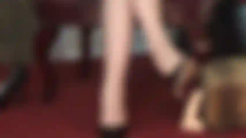 Liebe tut weh – dein sklavenschwanz spürt die liebe meiner stilettos, der peitsche und der strumpfhosenfüße.