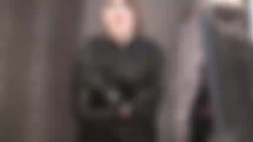 Sexy kurven, umrahmt von engem schwarzem leder – leder ist ihre größte schwäche.