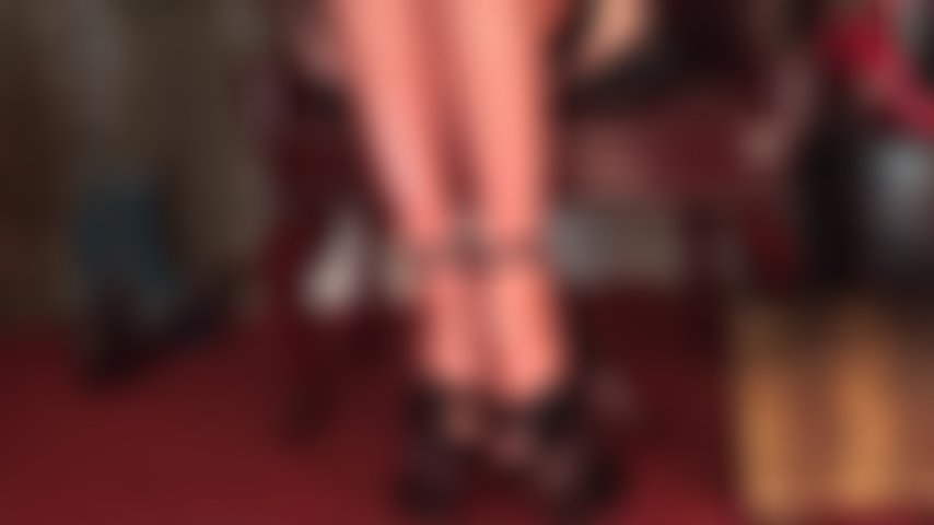 Transparente latexstrümpfe und plateauabsätze – die zehen der extra glänzenden, durchsichtigen latexstrümpfe lugen unter den plateauabsätzen hervor. Hohe plateaus und füße in gummi sind dein größter fetisch.