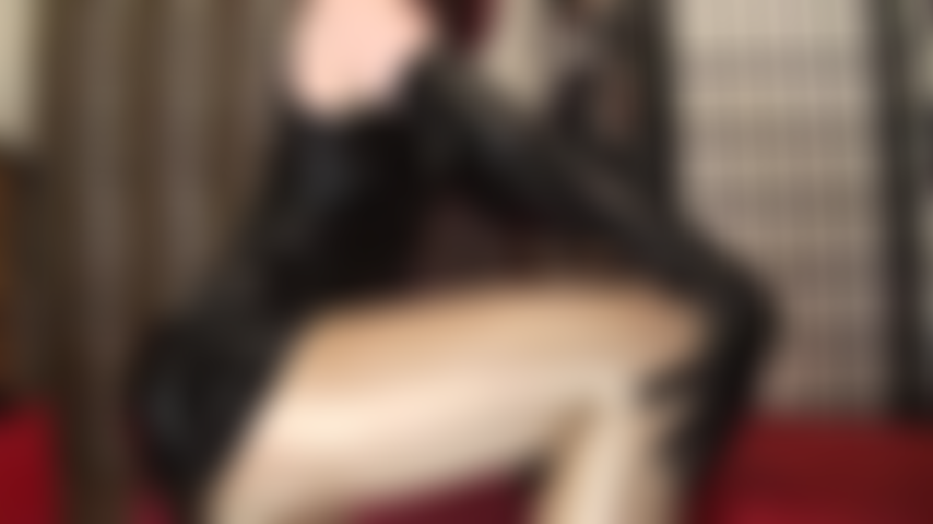 Intensives fetischvergnügen mit schwarzen latexhandschuhen.