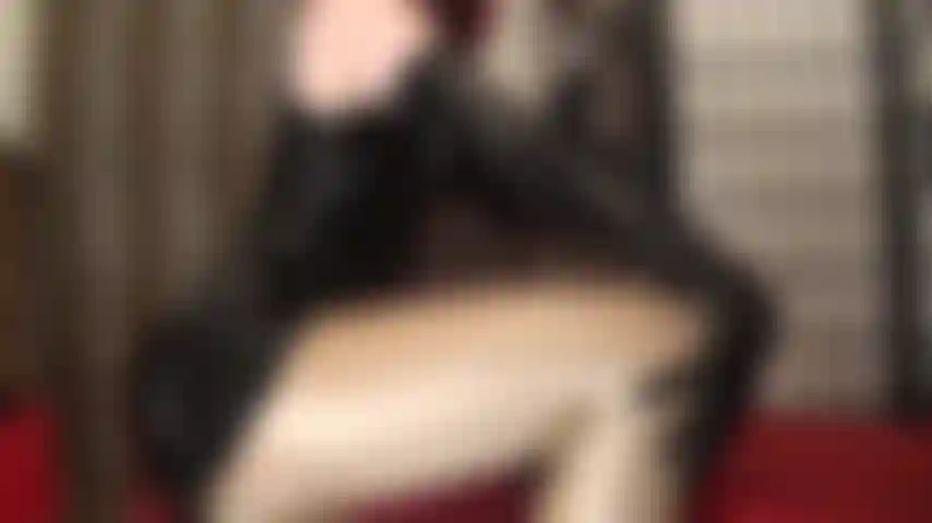 Intensives fetischvergnügen mit schwarzen latexhandschuhen.