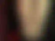 Gefangen in meinem glänzenden netz. Glänzende strumpfhosenschichten, ein sexy paar stiefeletten, ein pvc-bodysuit und glänzende handschuhe machen den look unwiderstehlich.