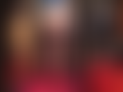 Ein unglaublich heißer kurzer teaser mit nacktem hintern, spitzenstrümpfen mit naht, strumpfbändern, high heels und einem riesigen strap-on.
