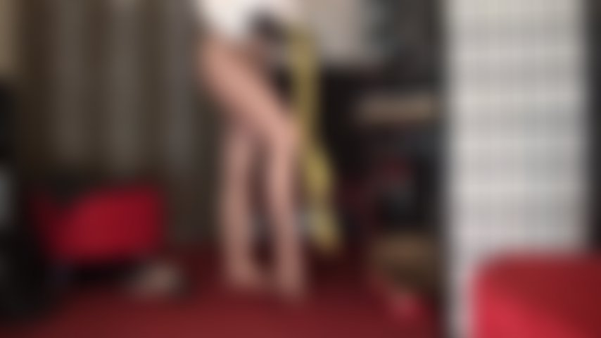 Eine gut bestückte herrin mit bis zu vier großen schwarzen schwänzen in gelben nylons, während dein kleiner kitzler übermäßig erregt ist. Strapon-dominanz, sph und strumpfhosenfetisch.