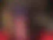 Der perfekte runde hintern von herrin vivian sieht in diesem lila latexrock mit schnürung auf der rückseite und den lila, durchsichtigen, glänzenden strumpfhosen fantastisch aus.