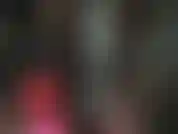 Eine göttin der latexverehrung. Herrin, in schwarz-rotes gummi gekleidet, die ihre fantastischen kurven zur schau stellt und mit ihren langen beinen und ihrem hintern sinnlich neckt.