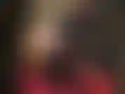 Die ihren körper in einem glänzenden pvc-bodysuit und overknee-stiefeln verehrt – sie würden es genießen, von diesen stiefeln getreten zu werden …