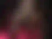 Trage sexy hohe plateau-pantoletten und hauchdünne schwarze strumpfhosenbeine.