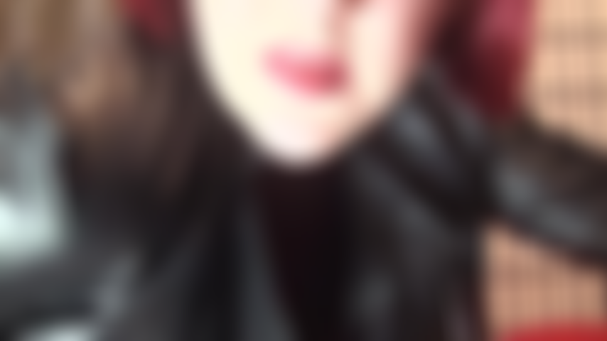 Spuckfetischistin – die herrin ist so freundlich, ihnen einen schluck ihres leckeren spuckes direkt aus ihrem rot geschminkten mund zu geben.